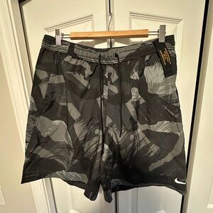 New Nike Men's Black and Gray Camo Shorts